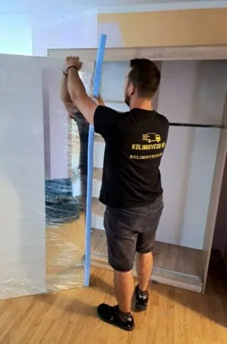 Kolija kaitseb peegliga liugukse servi vahtprofiiliga ja kiletab garderoobikapi kolimiseks.