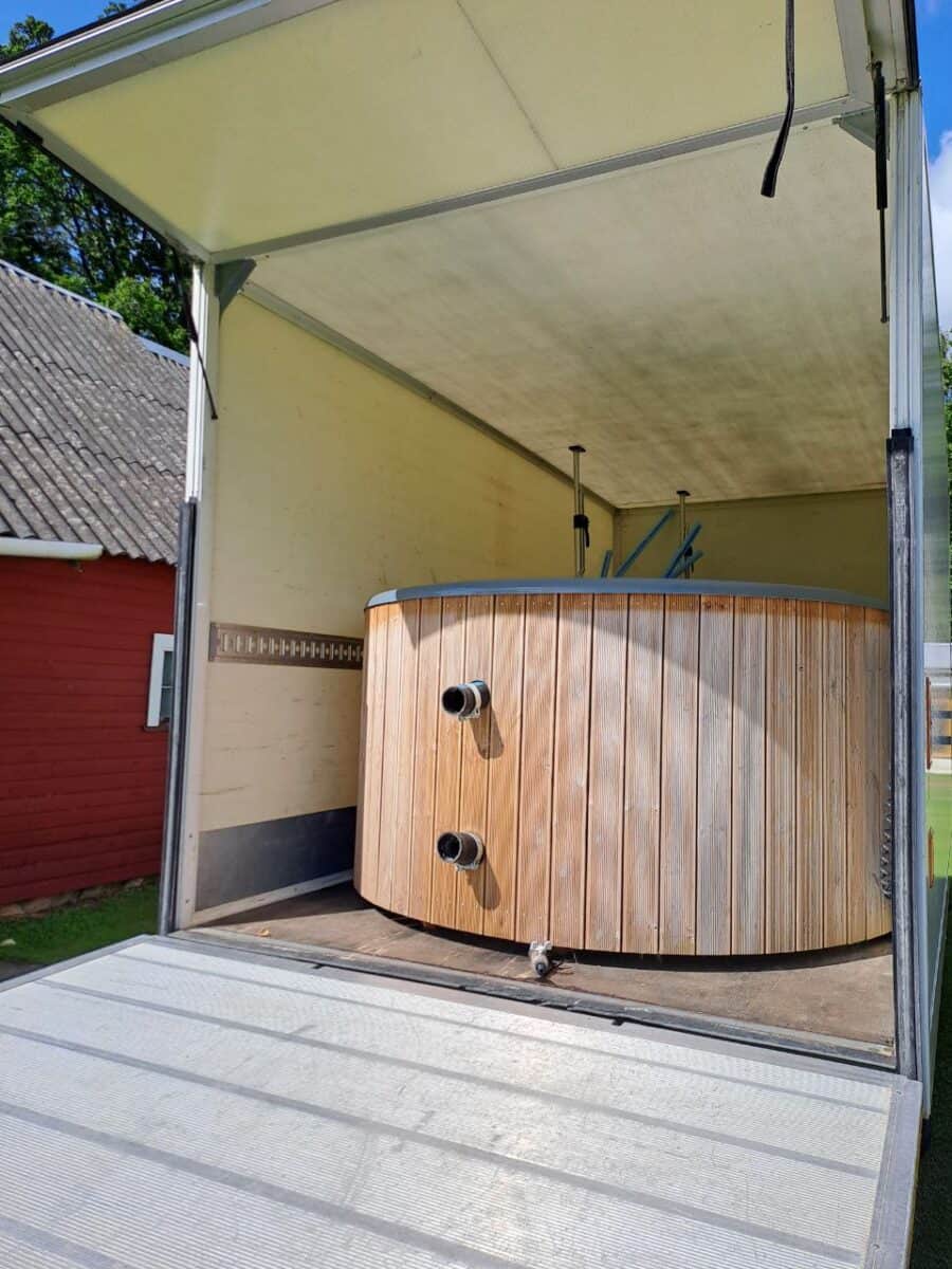 Kümblustünni transport Tartus – puidust tünn veokasti sees, tagaluuktõstuk avatud.