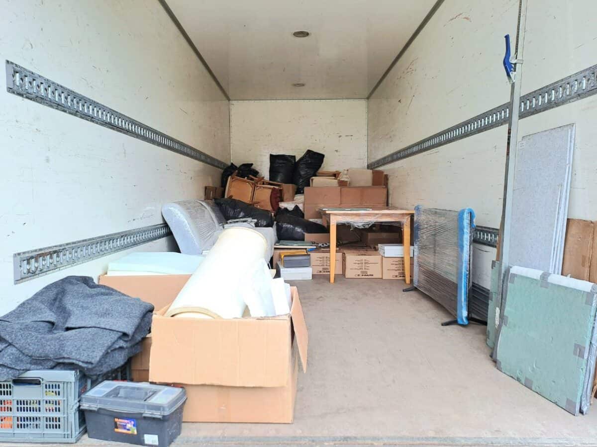 Kolimisauto laadimine Tartus – kastid, mööbel ja kaitsetekid kinnitatud veokasti sees.