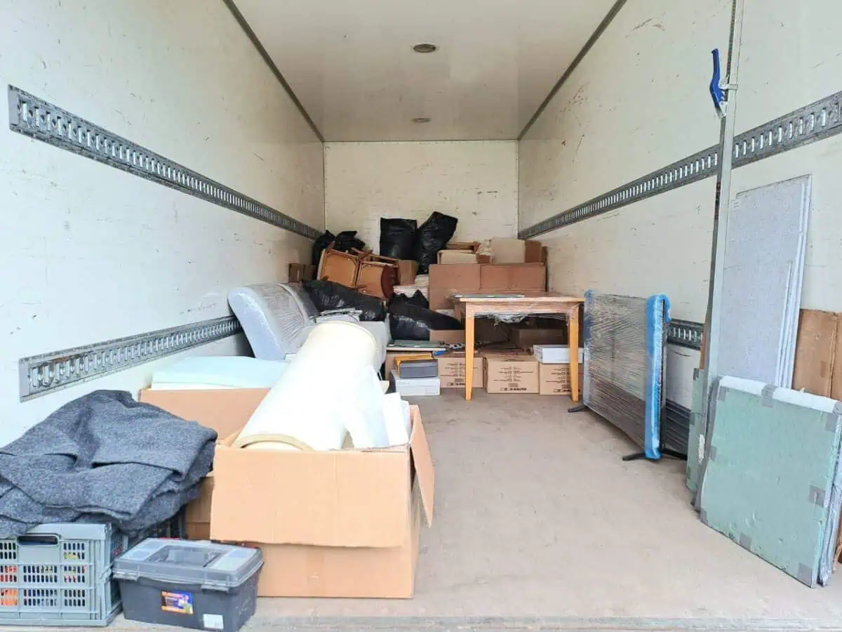 Kolimisauto laadimine Tartus – kastid, mööbel ja kaitsetekid kinnitatud veokasti sees.