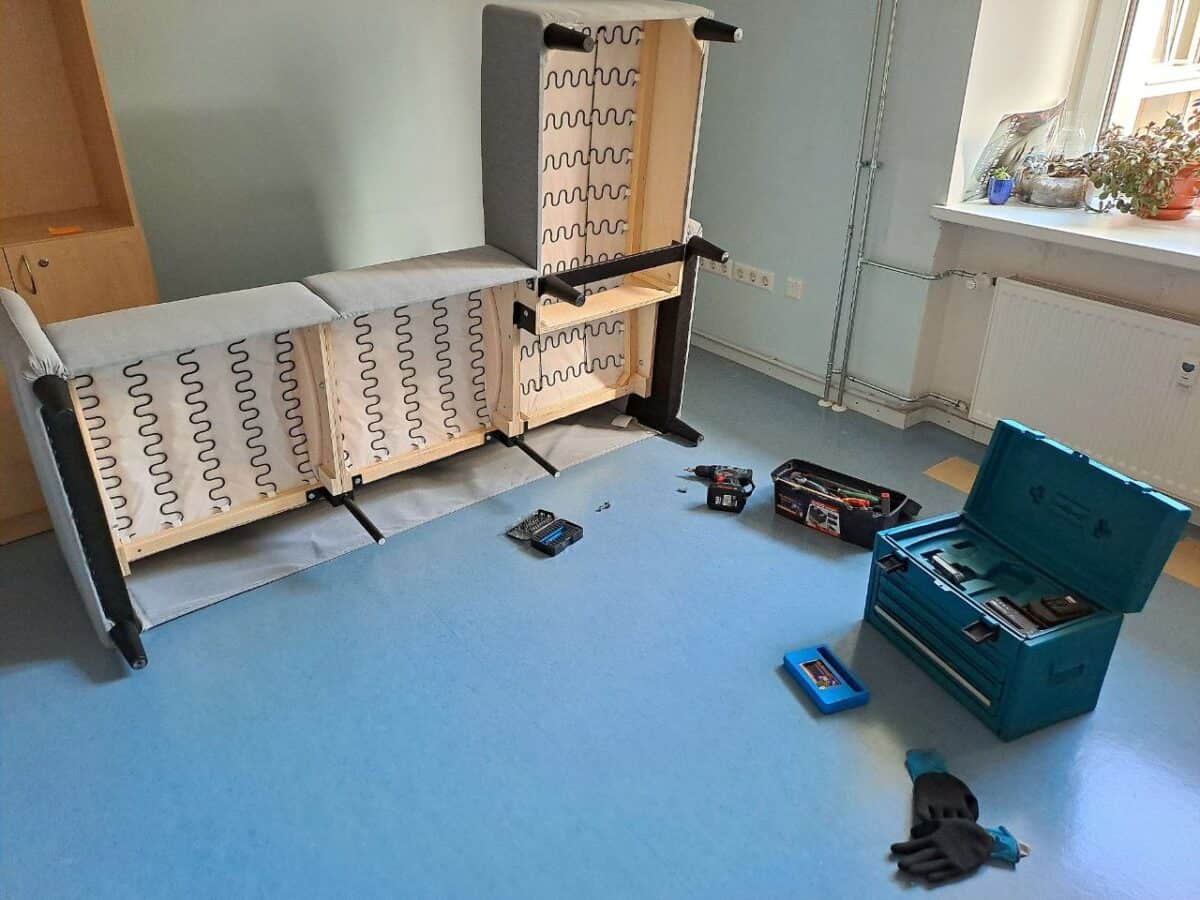 Diivani kokkupanek Tartus – tagurpidi pööratud nurgadiivan ja tööriistad põrandal kolimisfirma poolt.