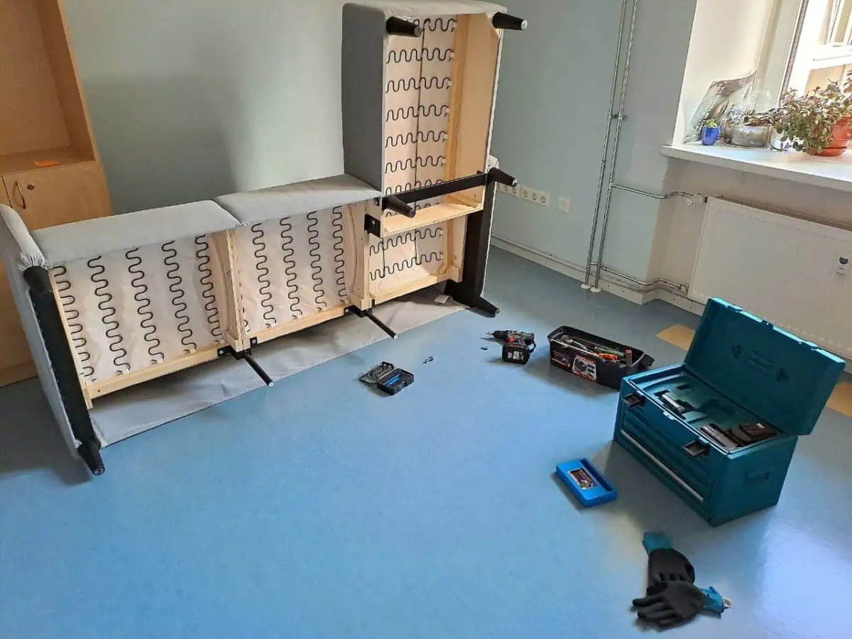 Diivani kokkupanek Tartus – tagurpidi pööratud nurgadiivan ja tööriistad põrandal kolimisfirma poolt.