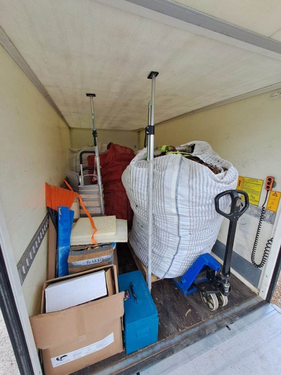 Kolimisauto Tartus – suur prahikott alusel, käsikahvelkäru ja kolimiskastid tugipostidega kinnitatud.