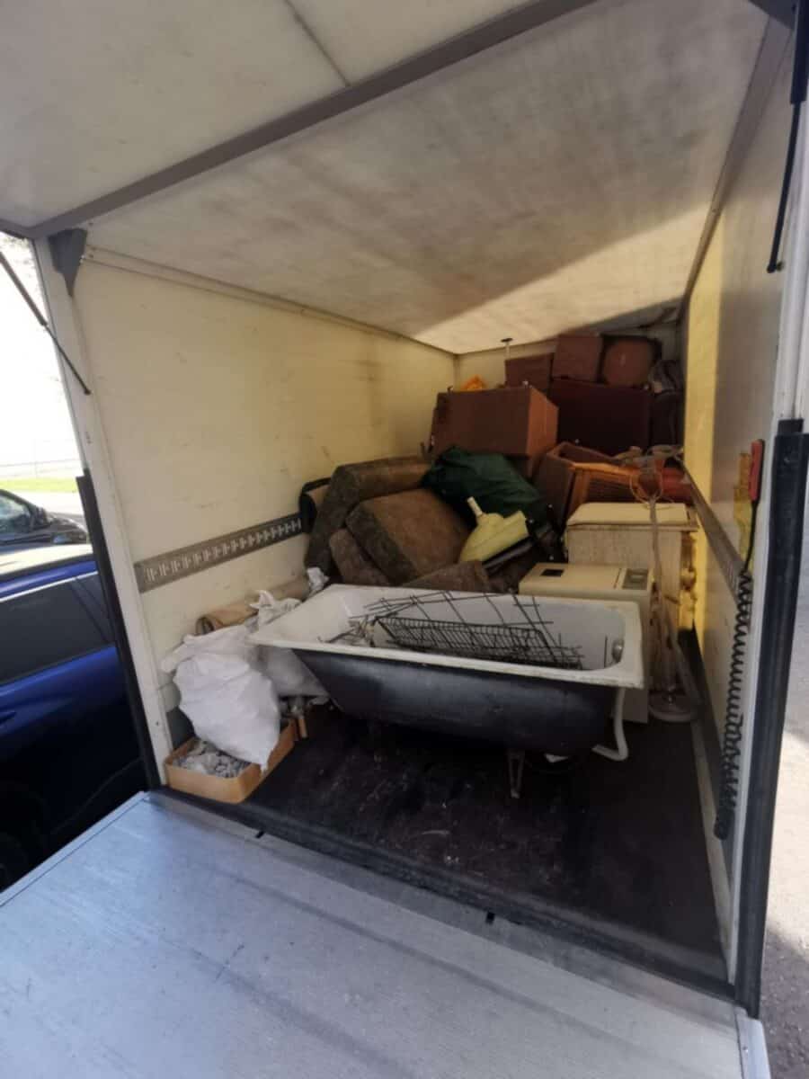 Utiliseerimine Tartus – vana malmvann, mööbel ja ehitusjäätmed veokasti laaditud äraveoks.