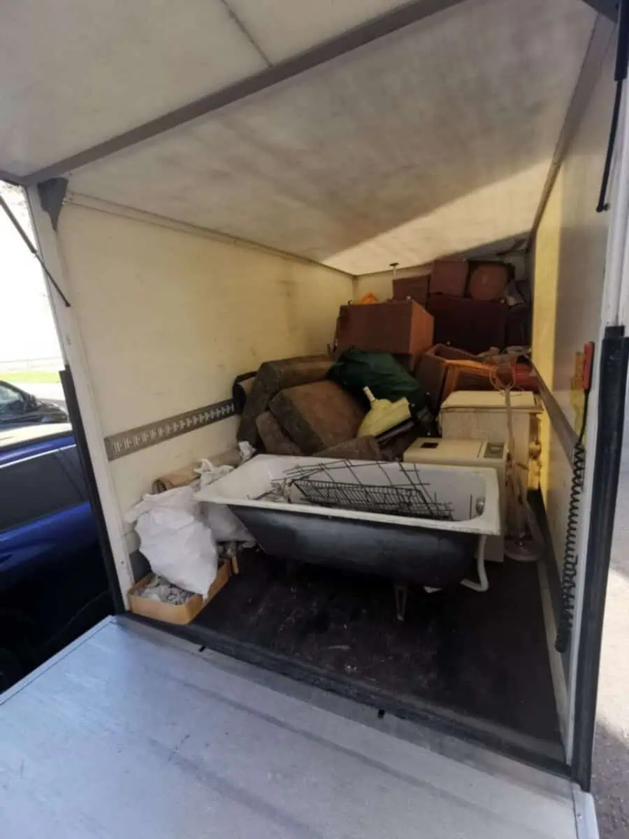 Utiliseerimine Tartus – vana malmvann, mööbel ja ehitusjäätmed veokasti laaditud äraveoks.