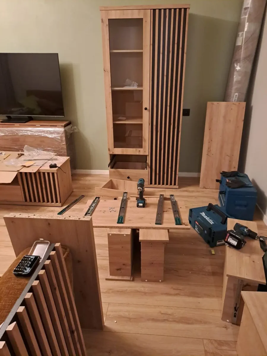 Korteri kolimine Tartus – mööbli kokkupanek elutoas, tööriistad ja sahtlisiinid valmis paigaldamiseks.