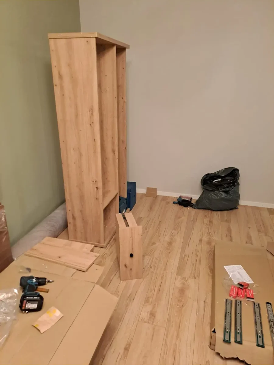 Korteri kolimine Tartus – puitkapi karkassi kokkupanek, tööriistad ja sahtlisiinid põrandal.