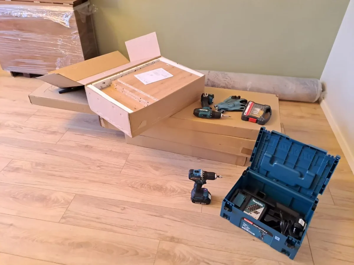 Korteri kolimine Tartus – mööblikastid, tööriistakast ja akutrellid valmis kokkupanekuks.