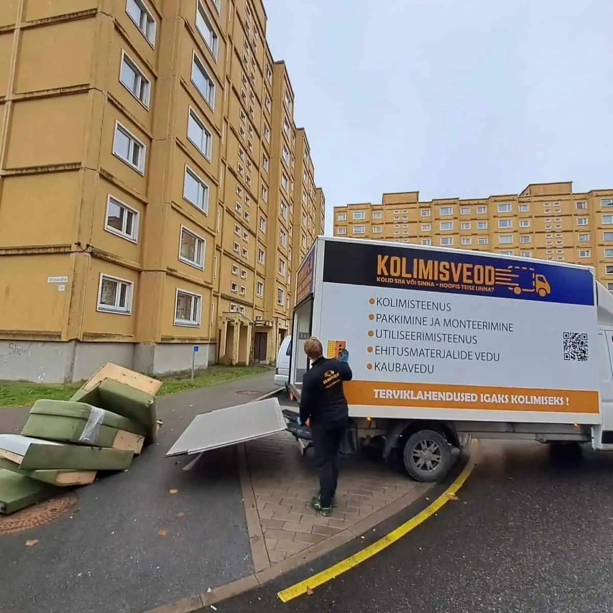 Kolimisveod kolimisauto ja kolija aitamas Annelinna kortermajas kolida ning vana mööblit utiliseerida