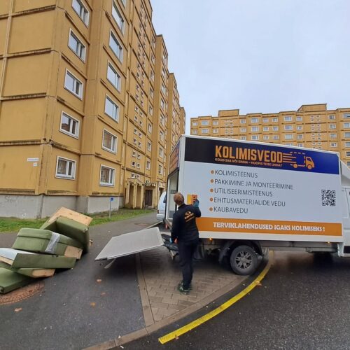 Kolimisveod kolimisauto ja kolija aitamas Annelinna kortermajas kolida ning vana mööblit utiliseerida