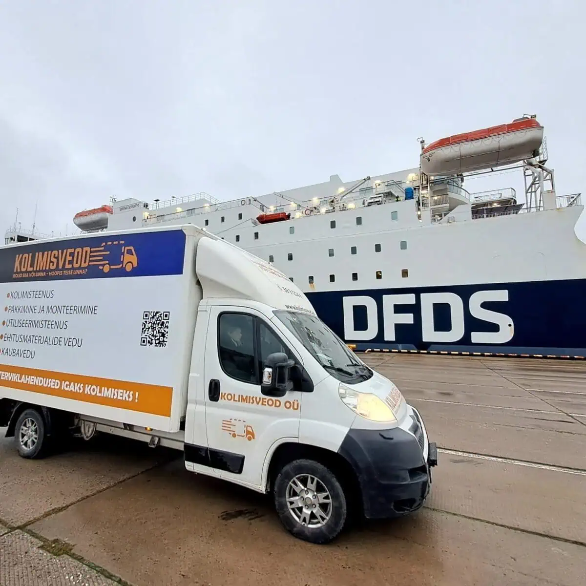 Kolimisveod kolimisauto DFDS laeva ees sadamas – rahvusvaheline kolimisteenus Eesti–Rootsi suunal