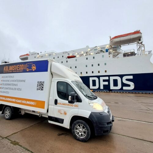 Kolimisveod kolimisauto DFDS laeva ees sadamas – rahvusvaheline kolimisteenus Eesti–Rootsi suunal